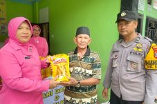 Sinergi Kemanusiaan: Bhayangkari dan Polwan Brimob Kaltim Bagikan Ratusan Paket Minyak Goreng di Balikpapan Barat