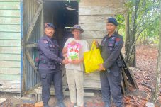 Bakti Brimob untuk Negeri: Jumat Berkah Sapa Warga Tanjung Redeb Berau