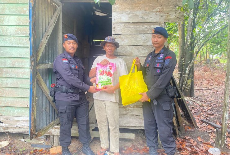 Bakti Brimob untuk Negeri: Jumat Berkah Sapa Warga Tanjung Redeb Berau