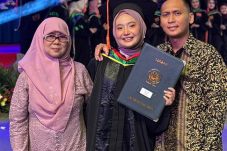 Nur Syifa Nadiastuti, Wisudawati Inspiratif FEB UNJ 2025 Raih 150 Prestasi untuk Ibu dan Mendiang Ayah