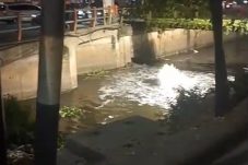 Fenomena Geologis Alami Semburan Gas Alam Muncul di Sungai Rungkut Tengah