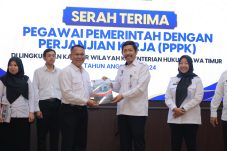 Serahkan SK 22 PPPK, Kakanwil Dorong Peningkatan Kinerja Pegawai