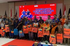 Jasa Raharja Beri Life Jacket Pada Awak Angkutan Kapal di Bontang