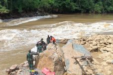 Tim Terpadu Kodam VI/Mulawarman Melaksanakan Peledakan Batu Girem di Sungai Bahau untuk Buka Akses Transportasi Warga