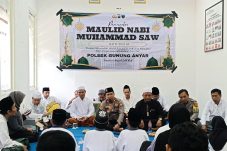 Polsek Gunung Anyar Gelar Do’a Bersama dan Santunan Anak Yatim dalam Rangka Peringatan Maulid Nabi Muhammad SAW 1447 H/2025 M