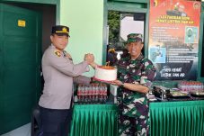 Polsek Gunung Anyar Beri Kejutan Spesial untuk Koramil 0830/11 Rungkut di Momen HUT ke-80 TNI