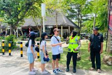 Layanan Prima Polri: Balapan Usai, Polisi Tetap Siaga Jamin Kenyamanan Turis di Destinasi Wisata Lombok