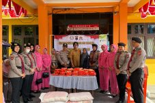 Polwan dan Bhayangkari Polda Kaltim Gelar Aksi Sosial “Berbagi Gula” untuk Warga Baru Tengah