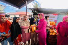 Terus Menebar Kepedulian, Polwan Polda Kaltim bersama Bhayangkari Daerah Kaltim Berbagi Sembako kepada Masyarakat yang Membutuhkan