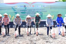 Sinergi TNI–Polri Wujudkan Swasembada Pangan: Pangdam VI/Mulawarman Turun Menanam Jagung Serentak
