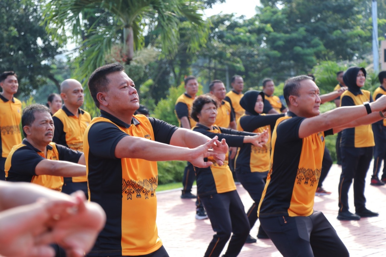 Kapolda Kaltim Pimpin Olahraga Bersama, Perkuat Soliditas dan Jaga Kebugaran Personel