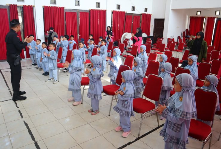 Brimob Polda Kaltim Terima Kunjungan Edukatif TK Az Zahro, Tanamkan Semangat Cinta Tanah Air Sejak Dini