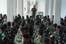 Perkuat Jiwa Korsa, Danbrigif TP 85/BTC Ajak Prajurit Yonif TP 826/BTB Bermain dan Berlatih Bersama