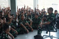Hangat dan Penuh Semangat! Kolonel Inf Alzaki Berinteraksi Langsung dengan Prajurit Yonif TP 826/BTB