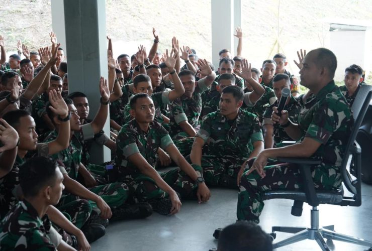 Hangat dan Penuh Semangat! Kolonel Inf Alzaki Berinteraksi Langsung dengan Prajurit Yonif TP 826/BTB