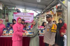 Polwan Ditsamapta Polda Kaltim dan Bhayangkari Daerah Kaltim Gelar Kegiatan Berbagi Sembako untuk Warga Manggar