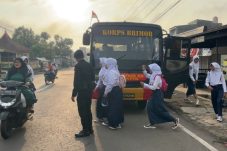 Brimob Hadirkan Bus Sekolah Gratis di Tasikmalaya