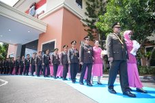 Polda Kaltim Gelar Tradisi Wisuda Purna Bakti, Kapolda Sampaikan Apresiasi dan Pesan Haru untuk Personel yang Purna Tugas