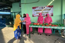 Polwan Ditresnarkoba dan Bhayangkari Daerah Kaltim Gelar Aksi Sosial Berbagi Gula untuk Warga Manggar Baru