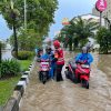 Brimob Polda Kaltim Terjun Langsung Evakuasi Warga Terdampak Banjir di Samarinda