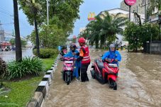 Brimob Polda Kaltim Terjun Langsung Evakuasi Warga Terdampak Banjir di Samarinda