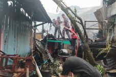 Kebakaran Hebat di Baru Ilir Balikpapan, Batalyon A Brimob Kaltim Gerak Cepat Padamkan Api