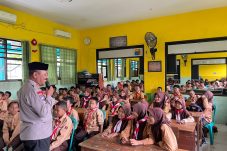 Polsek Taman Edukasi Pelajar SDN 2 Sepanjang tentang Anti-Bullying dan Tertib Berlalu Lintas