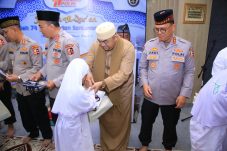 Wujud Peduli Sesama, Humas Polri Berikan Tali Asih Kepada 100 Anak Yatim pada Khatanan HUT Ke-74