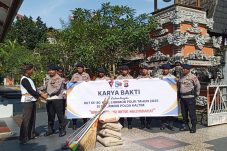 Wujud Kepedulian dan Toleransi, Sat Brimob Polda Kaltim Gelar Karya Bakti di Pura Giri Jaya Natha sekaligus Sambut HUT Korps Brimob Polri ke-80