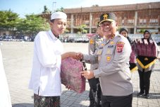 Wujud Kepedulian di Momen Hari Santri dan Sumpah Pemuda, Kapolda Kaltim Serahkan Bantuan 20 Sumur Bor untuk Santri