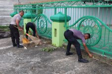 Wujud Kepedulian Sosial, Personel Batalyon B Brimob Kaltim Gotong Royong Bersihkan Masjid Al-Firdaus
