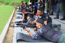 Tingkatkan Kapasitas Penegakan Hukum, Polisi Kehutanan TN Kutai Asah Kemampuan Menembak Bersama Brimob Kaltim