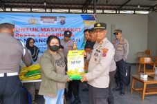Polsek Palaran Salurkan 2 Ton Beras Melalui Gerakan Pangan Murah