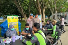 HUT ke-77, Polwan Polres Kukar Hadirkan Layanan Kesehatan Gratis Bagi Warga