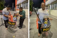 Bocah 6 Tahun Bernazar Ingin Pegang Tameng usai ujian, Polres Gresik Wujudkan dengan Pelukan Humanis