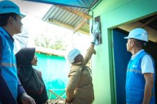 PLN UID Kaltimra Terangi Hidup 74 Keluarga Prasejahtera di HLN ke-80 melalui Program LUTD