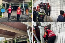 Respon Cepat Tanggap Bencana, Brimob Kaltim Turun Tangan Padamkan Kebakaran Hotel Bumi Senyiur Samarinda