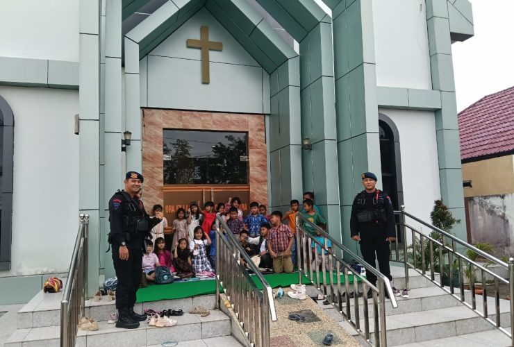 Personil Kompi 2 Batalyon C Pelopor Melaksanakan Patroli Gereja Di Wilayah Kabupaten Paser