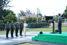 Upacara Bendera 17-an Kodam VI/Mulawarman Berlangsung Khidmat, Prajurit Berprestasi Terima Penghargaan