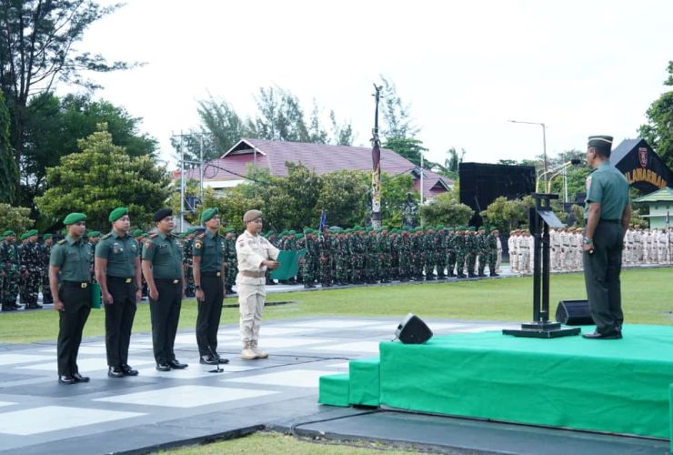 Upacara Bendera 17-an Kodam VI/Mulawarman Berlangsung Khidmat, Prajurit Berprestasi Terima Penghargaan
