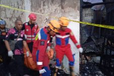 Kebakaran di Prona 3 Balikpapan 2 MD, Batalyon A Brimob Kaltim Gerak Cepat Padamkan Api