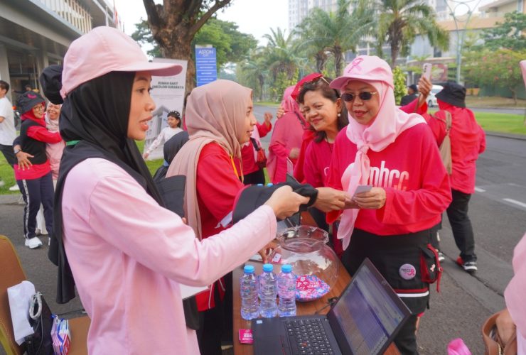Sarapan Minggu Santai di Aston Sidoarjo Diserbu Massa Berkostum Pink