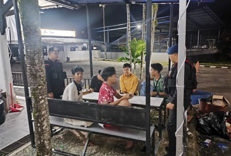 Patroli KRYD Batalyon A Brimob Kaltim Imbau Remaja Nongkrong Tidak Terlibat Kriminalitas