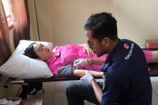 Sinergitas TNI POLRI Warnai Kegiatan Donor Darah Brimob Kaltim Jelang HUT Korps Brimob Polri Ke-80