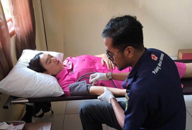 Sinergitas TNI POLRI Warnai Kegiatan Donor Darah Brimob Kaltim Jelang HUT Korps Brimob Polri Ke-80