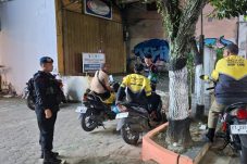 Batalyon A Brimob Kaltim Sampaikan Himbauan Kamtibmas Kepada Ojol Saat Patroli Malam