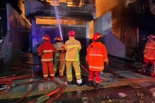 Kebakaran Hebat Landa Deretan Ruko di Klandasan Ilir, AWC dan Tim Respon Bencana, Batalyon A Brimob Kaltim Gerak Cepat Padamkan Kebakaran