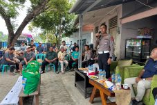 Melalui Program ‘Polantas Menyapa’, Ditlantas Polda Kaltim Ajak Tertib dan Peduli Keselamatan kepada Para Buruh dan Sopir Truk