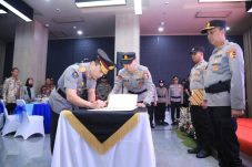 Pimpin Sertijab dan Pengantar Purna Tugas, Kadivhumas Polri Tekankan untuk Selalu Berbuat yang Terbaik