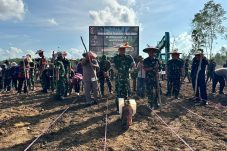 Pangdam VI/Mulawarman Tinjau Penanaman Padi Gogo di Kutai Barat